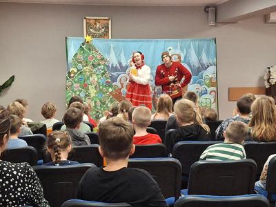 dzieci ogladające przedstawienie