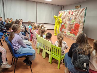 dzieci ogladające przedstawienie