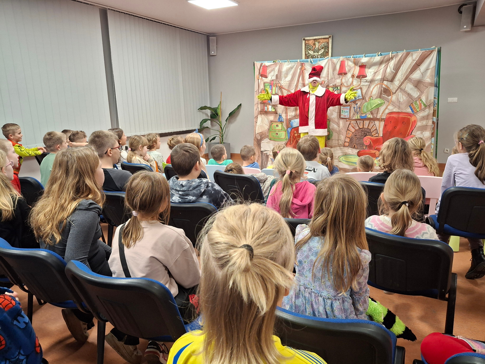 dzieci ogladające przedstawienie