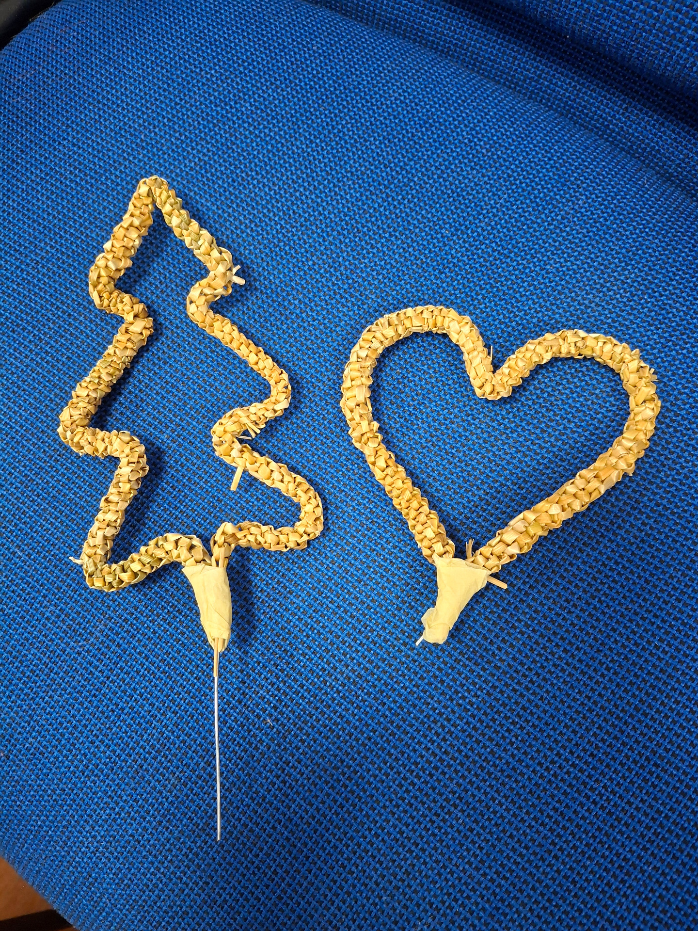 choinka oraz serduszko wyplecione ze słomki