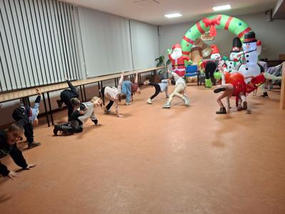 dzieci wykonujące różne figury podczas animacji