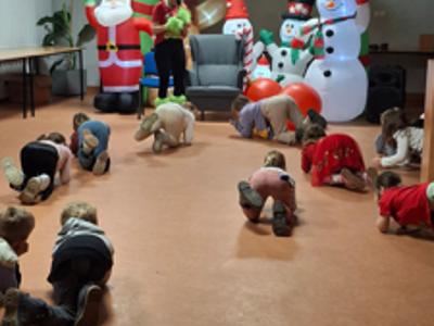 dzieci schylające się podczas animacji