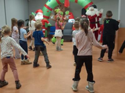 dzieci tańczące podczas animacji