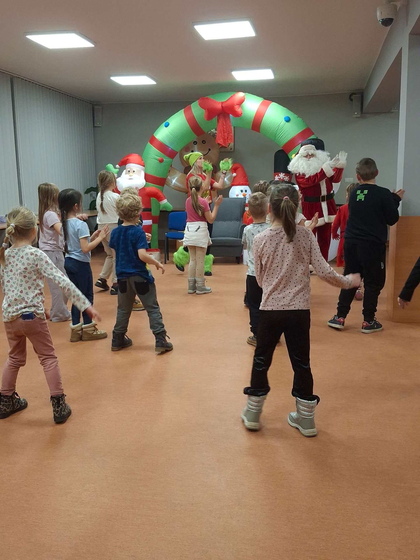 dzieci tańczące podczas animacji