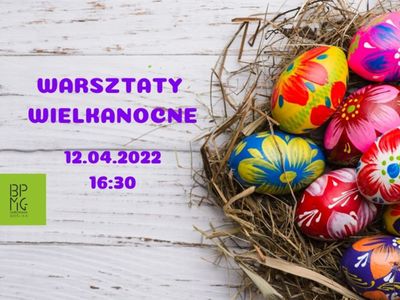 po prawej stronie znajduje się koszyk z kolorowymi pisakami. Na środku fioletowy napis warsztaty wielkanocne