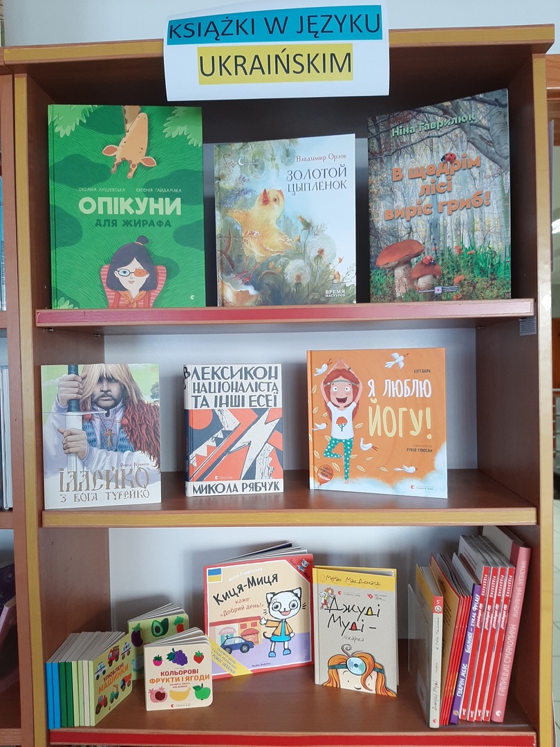 Książki w języku ukraińskim ustawione stronami tytułowymi do przodu