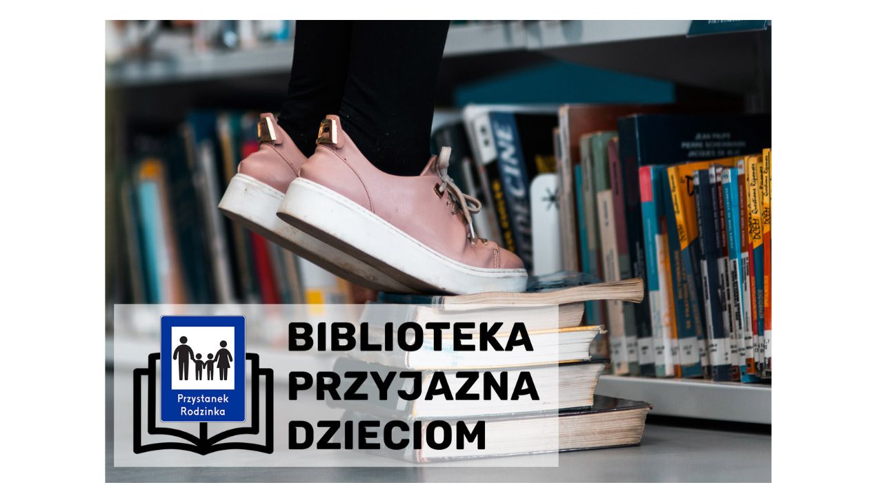 Na zdjęciu stopy w tramach stojące na stosie książę 