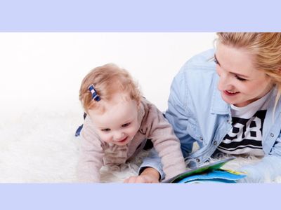 Na zdjęciu mama z dzieckiem czytają książkę