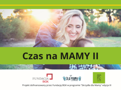 Zdjęcie kobiety z dzieckiem. Na nim na zielonym tle napis czas na mamy