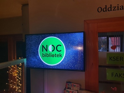 Wyświetlacz z logo nocy bibliotek