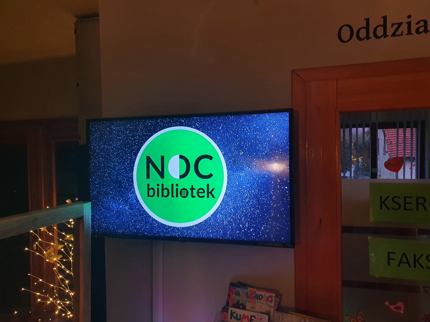 Wyświetlacz z logo nocy bibliotek