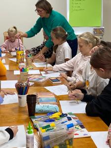 Zajęcia malarskie - praca w grupie