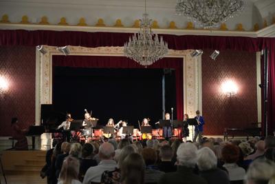 Koncert - muzycy na scenie.