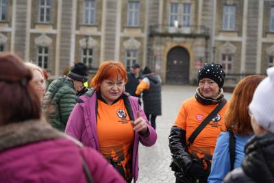 Panie w koszulkach "PTTK Pancerniacy Żagań" przed Pałacem Książęcym.