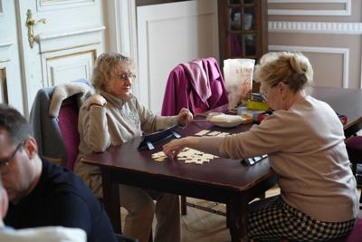 Dwie panie grające w grę planszową - scrabble.