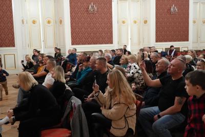 Publiczność oglądająca występ na Sali Kryształowej w Żaganiu.