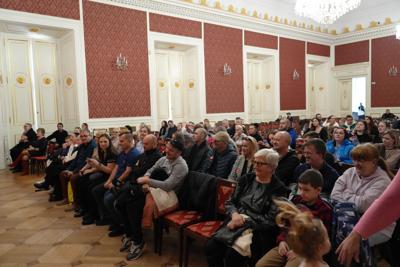 Siedzący oglądają występ.