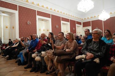 Publiczność na Sali Kryształowej w Żaganiu ogląda występ.