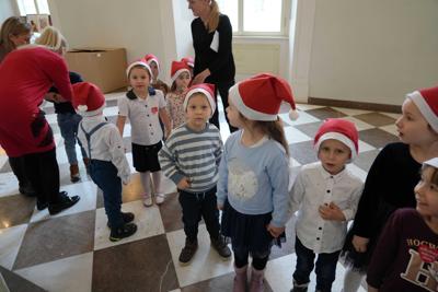 Grupa dzieci w czapkach Mikołaja.
