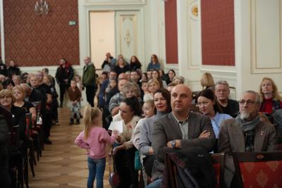 Publiczność oglądająca występ.
