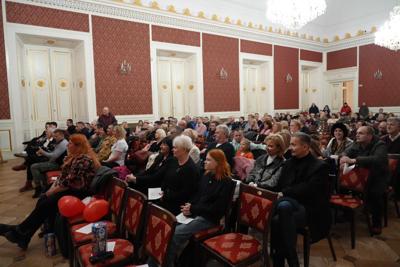 Siedząca publiczność ogląda występy.