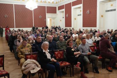 Siedząca publiczność ogląda występy.