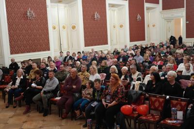 Siedząca publiczność ogląda występy.