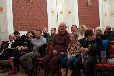 Publiczność siedząca na Sali Kryształowej w Pałacu Książęcym ogląda występy.