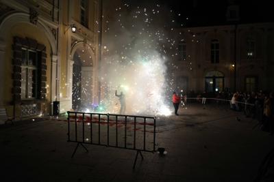 Jest ciemno, pan występuje z ogniem dla publiczności.
