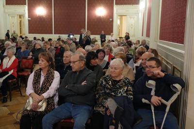 Publiczność ogląda występy.