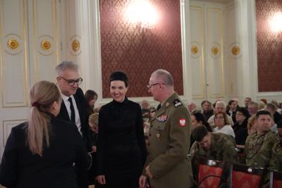 Publiczność ogląda występy. Przed nimi burmistrz Żagania rozmawia z trzema osobami.