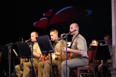 Orkiestra wojskowa gra na instrumentach dętych.