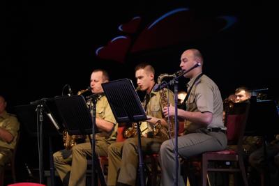 Orkiestra wojskowa gra na instrumentach dętych.