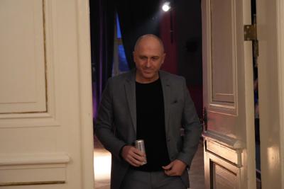Pan wychodzi z sali.