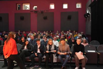 Ludzie siedzący na widowni.
