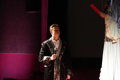 Dwie osoby w staromodnych strojach występują.
