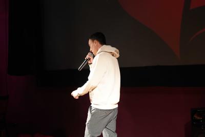 Chłopak z mikrofonem.