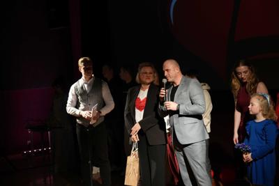 Artyści zebrani razem przed widownią.