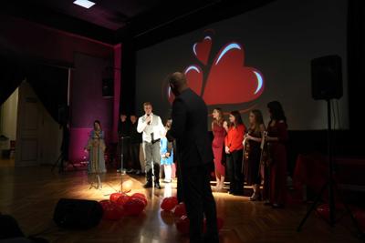 Artyści zebrani razem przed widownią.