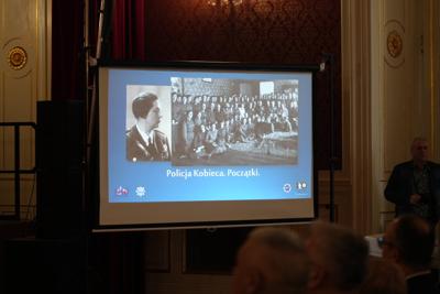 Prezentacja wyświetlona na ekranie : "Policja Kobieca. Początki.".