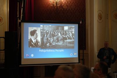 Prezentacja wyświetlona na ekranie : "Policja Kobieca. Początki.".