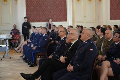 Na widowni siedzą policjanci.