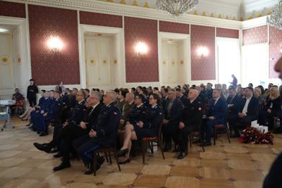 Na widowni siedzą policjanci.