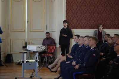 Na widowni siedzą policjanci.