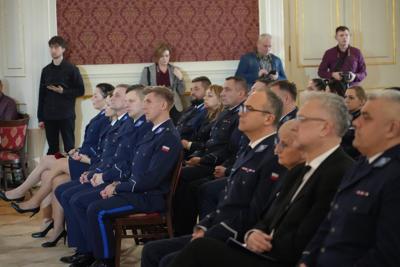 Na widowni siedzą policjanci.
