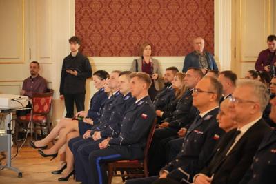 Na widowni siedzą policjanci.