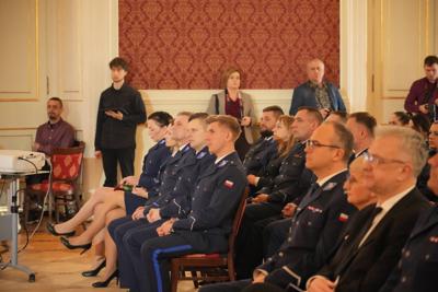 Na widowni siedzą policjanci.