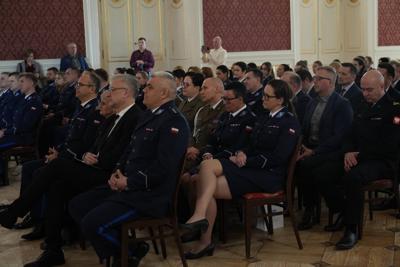 Na widowni siedzą policjanci.