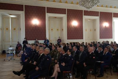 Na widowni siedzą policjanci.