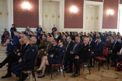 Na widowni siedzą policjanci.